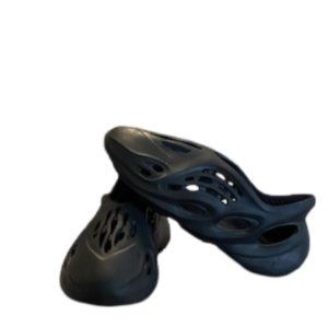 Yeezy Foam RNR  Black | Size 11